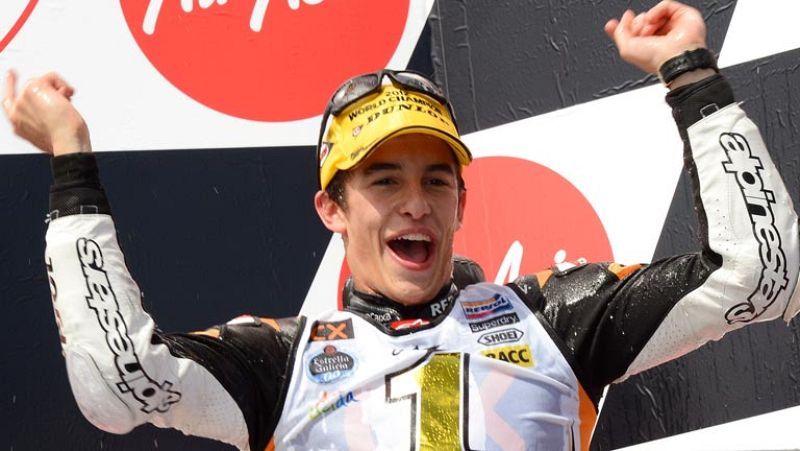 Marc Márquez, el Campeón del Mundo de Moto2, a está en su casa. Ha llegado este martes a Barcelona y en el aeropuerto le esperaban: en primera fila su madre, que no pudo estar en Australia, además de familiares, amigos y muchos seguidores. El vierne