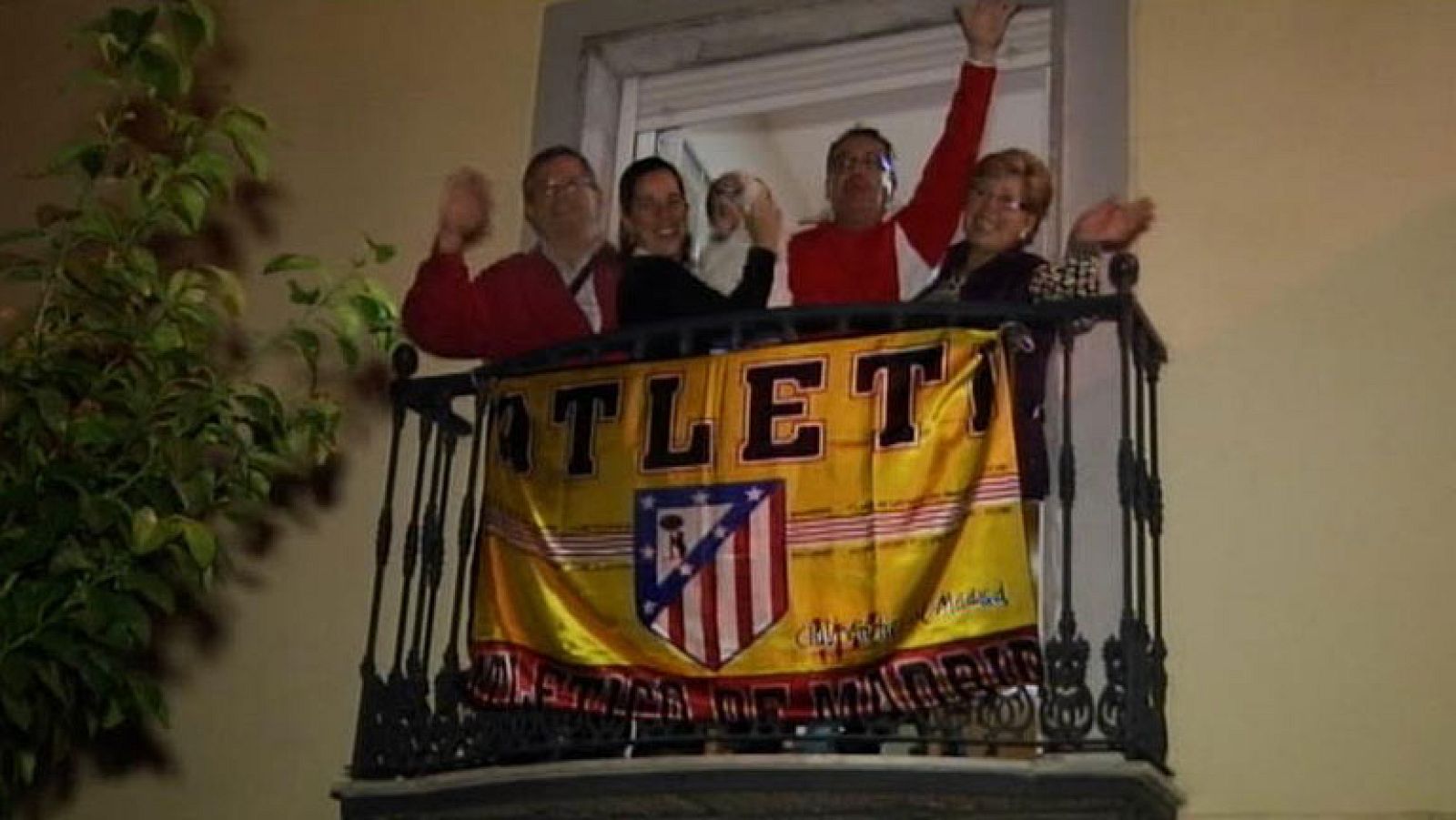 Cientos de aficionados reciben al Atlético a su llegada a Jaén | Ver