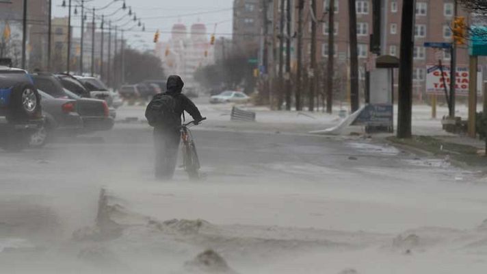 Telediario 1 - Fotos del huracán "Sandy" en la red