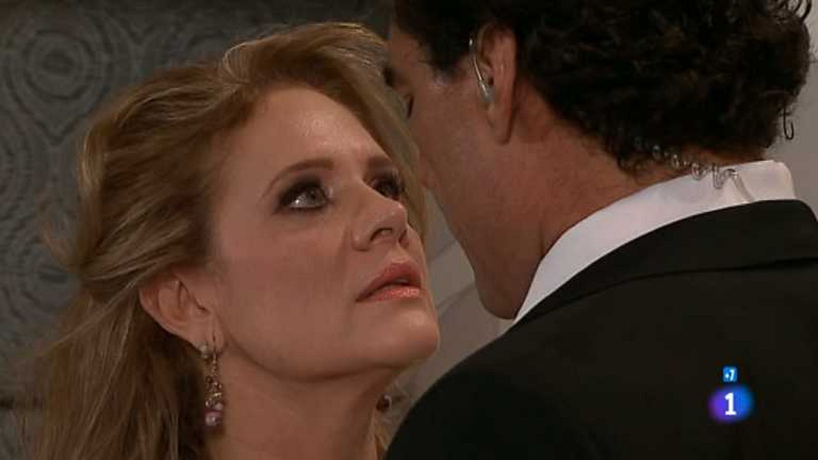 Amores verdaderos - Capítulo 20 - Arriaga jura a Cristina que jamás la engañará con otra mujer mientras estén vivos, pero Cristina siente celos - Ver ahora