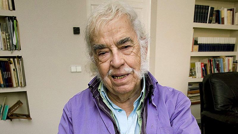 El filosósofo y escritor Agustín García Calvo ha muerto esta mañana en Madrid a los 86 años. Ensayista y autor de teatro, García Calvo recibió hasta tres premios nacionales: los de Ensayo, Literatura Dramática y Traducción. Profesor de Filología Lat