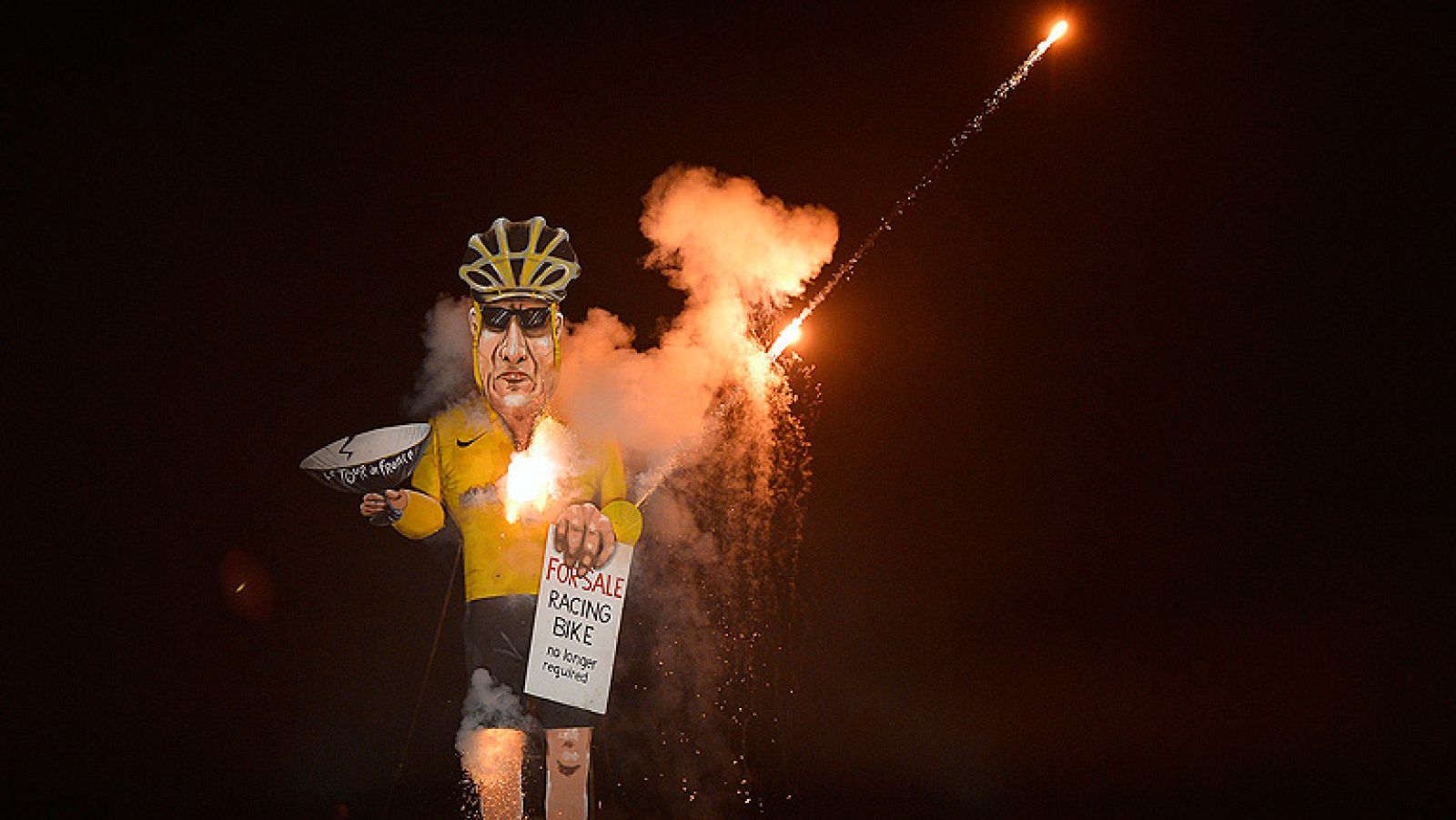 Al estilo de las Fallas, así han quemado una representación del ciclista Lance Armstrong en la localidad inglesa de Edenbridge.