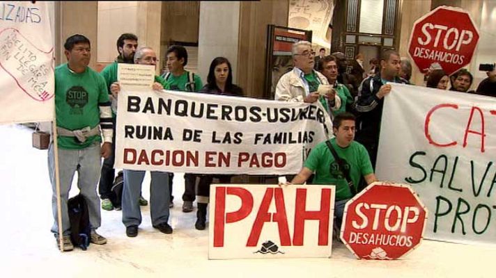 Telediario 1 - Protestas ante la sede de la Caixa