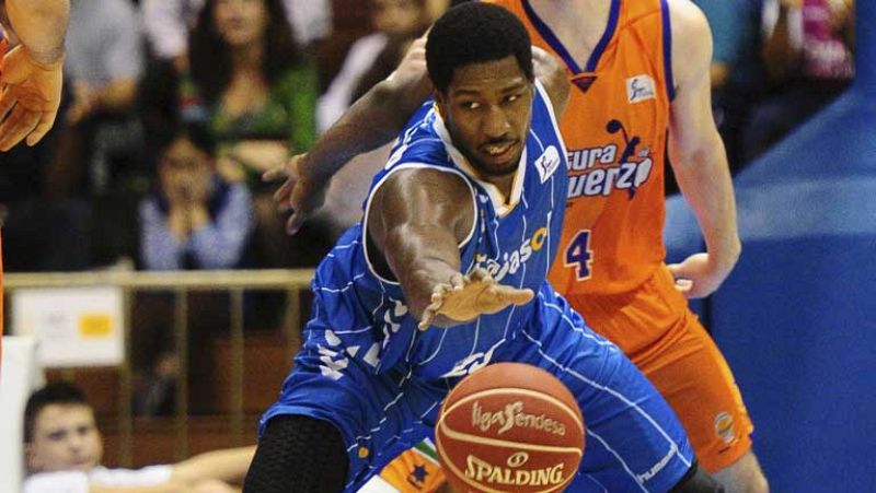 En la liga endesa de baloncesto continúa el dominio del Real Madrid. El Barça volvió a perder esa vez en el Buesa arena ante el Caja Laboral. Vamos a ver las mejores jugadas de la jornada. La número 3 es este tapón de Nelson del Herbalife Gran Canari