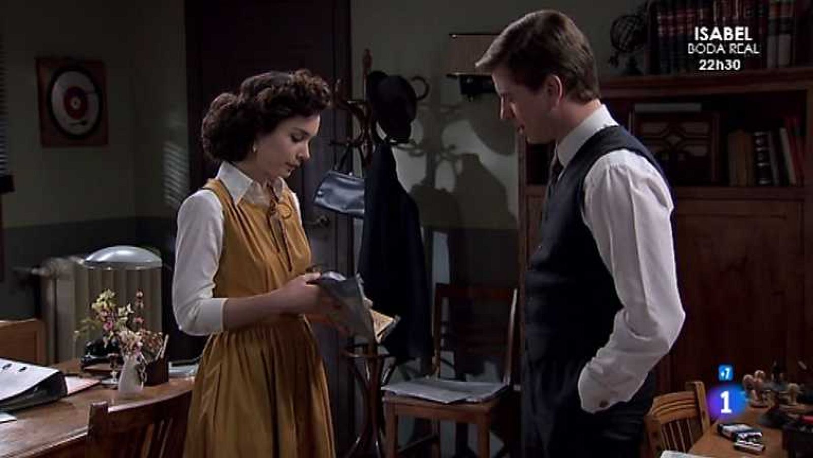 Amar en tiempos revueltos - T7 - Capítulo 247 - A Felisa le preocupa que Asunción pase tanto tiempo a solas con Héctor, no le parece apropiado - Ver ahora