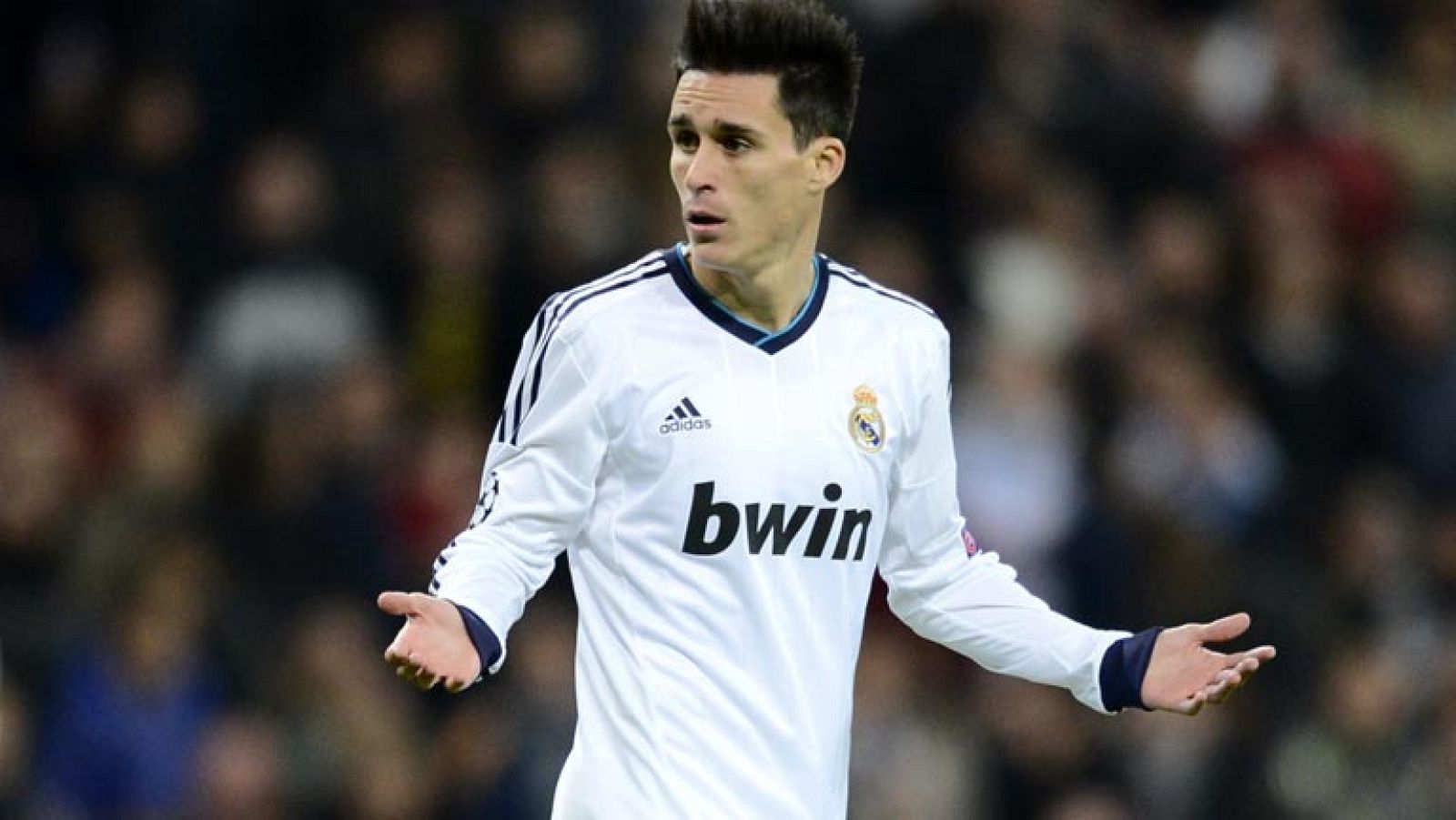 El Real Madrid logra empatar un partido que se había puesto complicado gracias a un gol de falta de Özil, pero los blancos reclaman otro anulado a Callejón nada más comenzar la segunda parte.