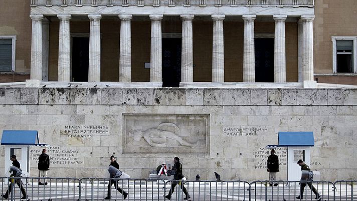 Telediario 1 - El Parlamento de Grecia aprueba el nuevo plan de austeridad exigido por la 'troika' para el rescate
