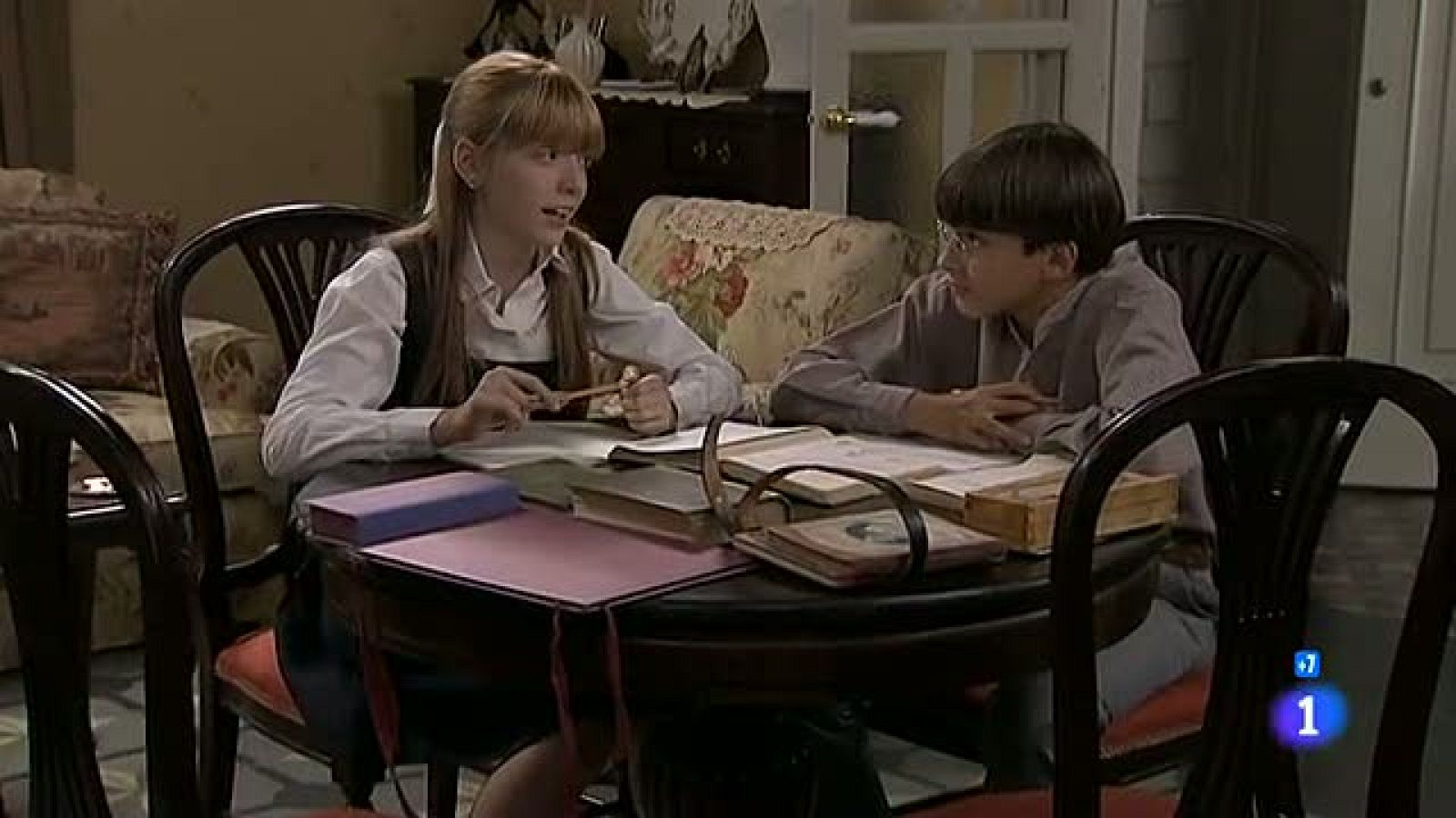 Amar - Pedrito besa a Leonor