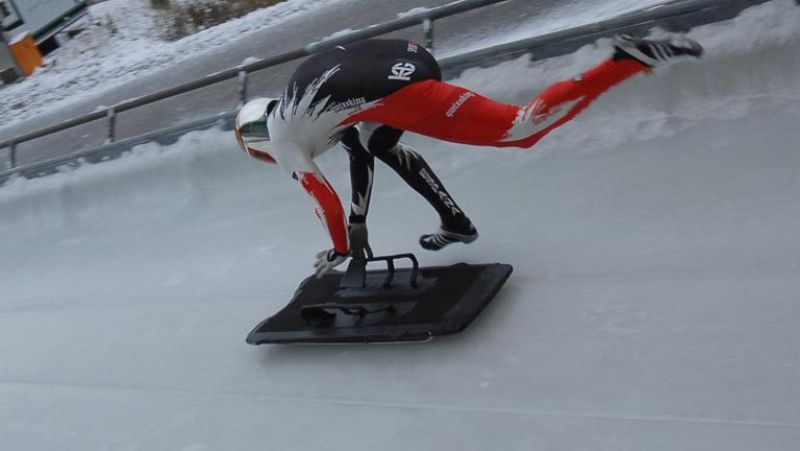 El piloto español de skeleton, Ander Mirambell se ha clasificado decimoctavo en la primera prueba de la Copa del Mundo de Skeleton 2012-13, disputada en el circuito estadounidense de Lake Placid. Antes, nos ha invitado a realizar una bajada en su tri