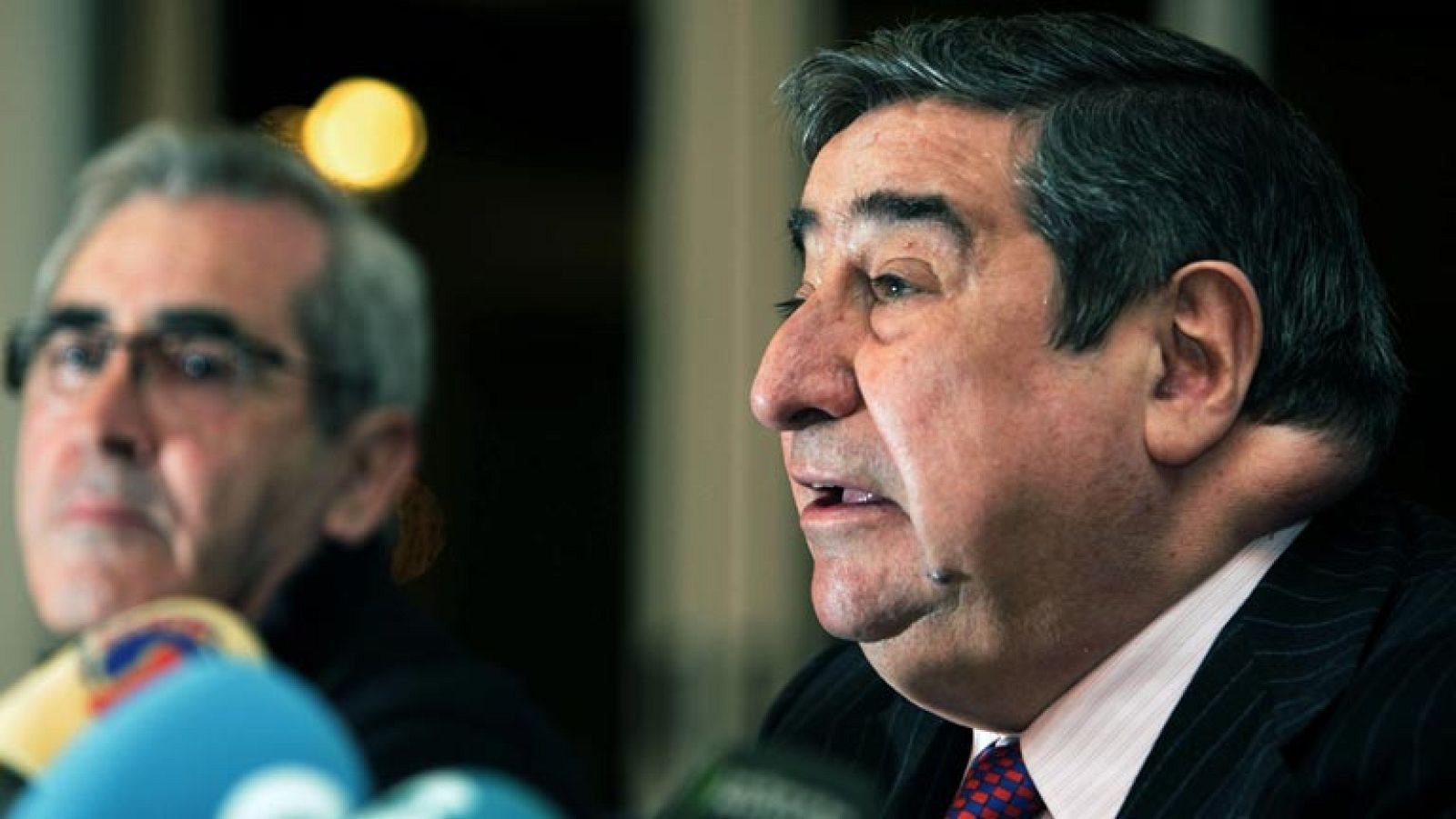 El Deportivo ha solicitado el preconcurso de acreedores después de que Hacienda le embargara ingresos. Si se lo conceden el equipo coruñés tendría cuatro meses para negociar con los acreedores. El presidente Lendoiro no quiere ni oir hablar ni de pr