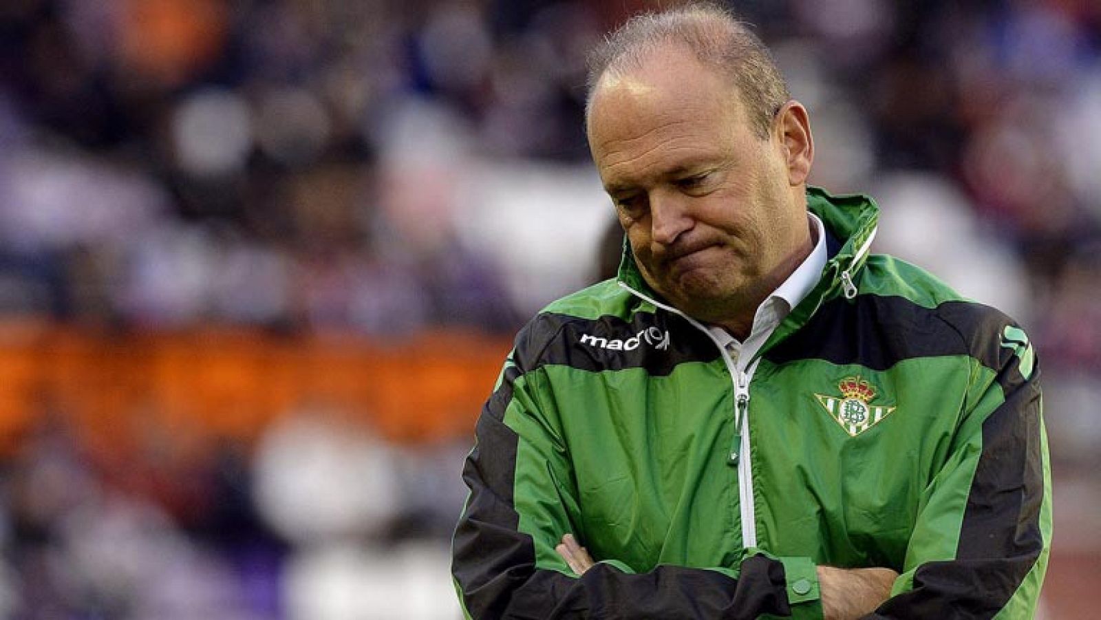 En jornada adelantada de viernes, se enfrentan el Betis y un Granada en apuros, que ocupa la penúltima plaza en la tabla y con un técnico en la cuerda floja pero con la ilusión intacta. A pesar de que el Betis vive un momento dulce con esa plaza de C