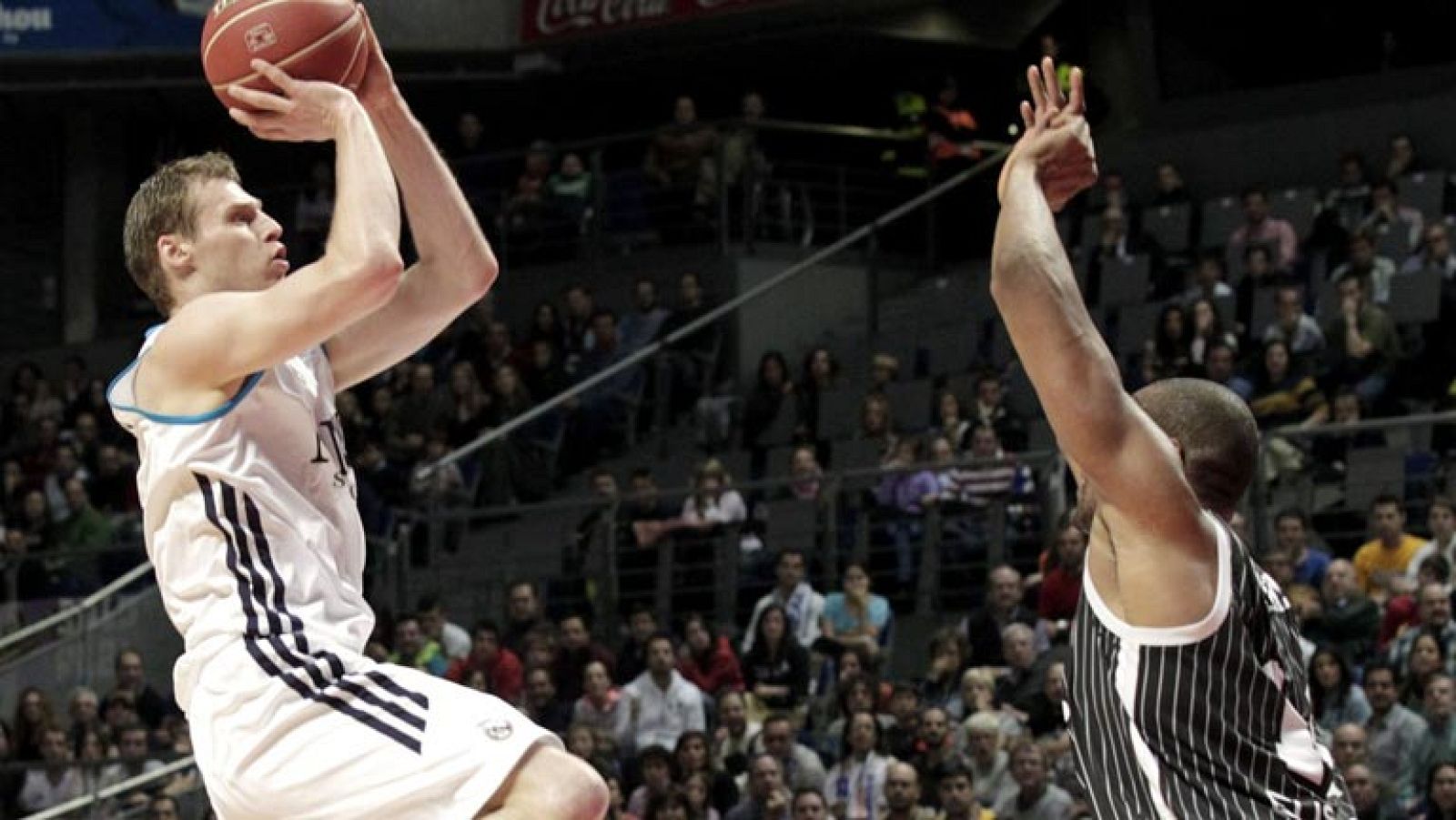 El Real Madrid gana de triples y el Barça machaca