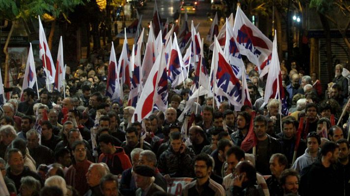 Telediario 1 - Miles de griegos salen a la calle para protestar contra el recorte presupuestario