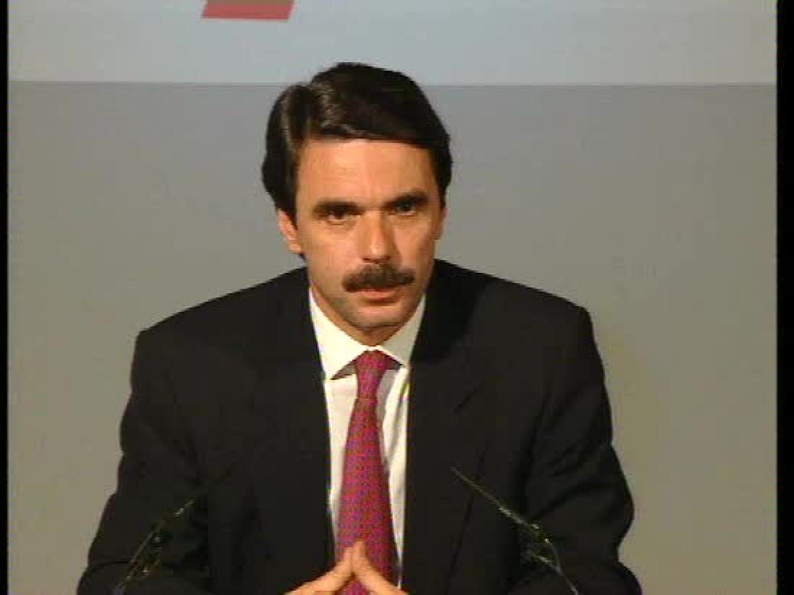 Aznar comparece ante la prensa tras la derrota de 1993 | Ver