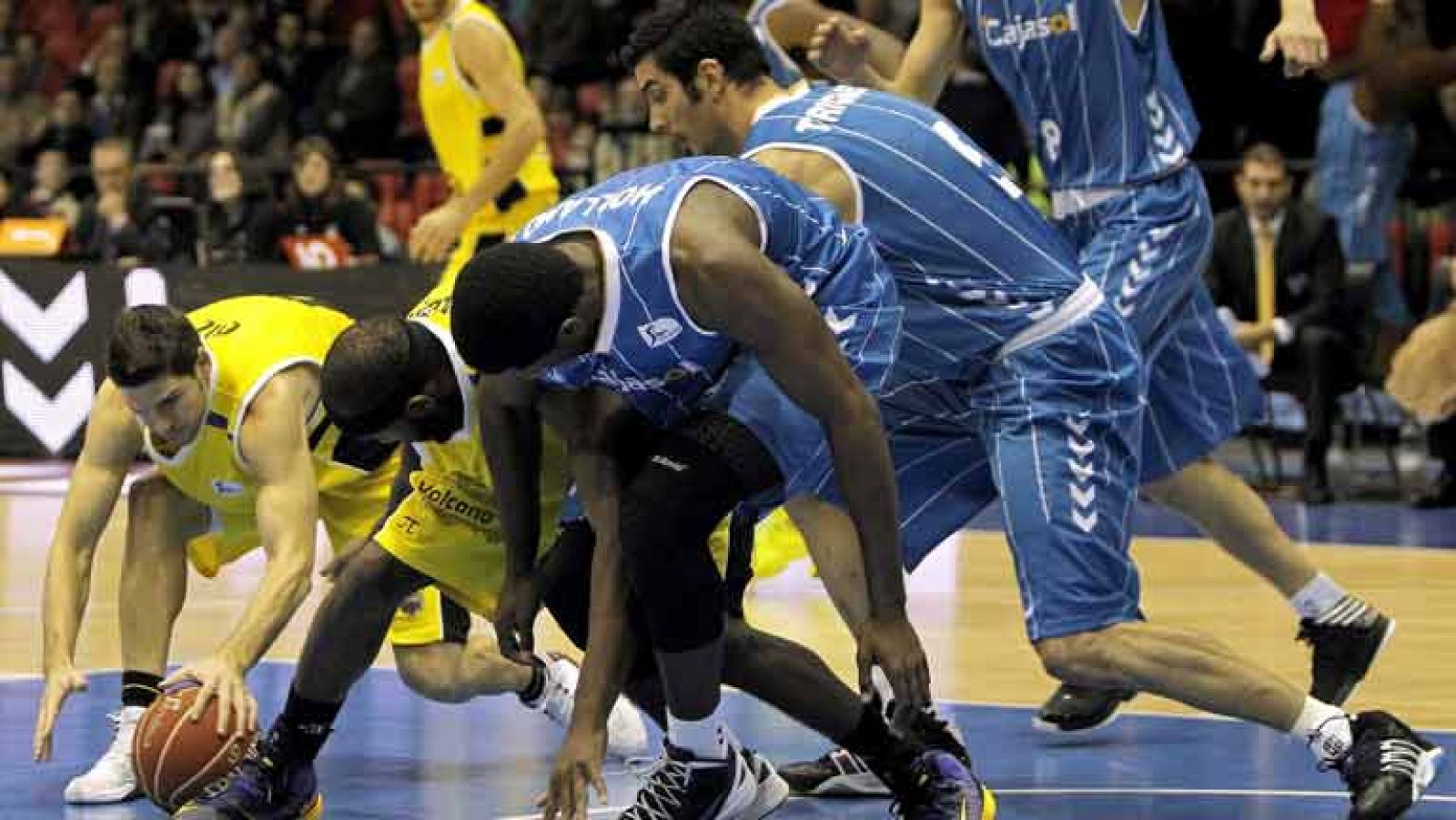 El Cajasol se queda en puestos de descenso, después de caer en su casa ante un CB Canarias que logra en Sevilla su primer triunfo de la temporada (68-79).