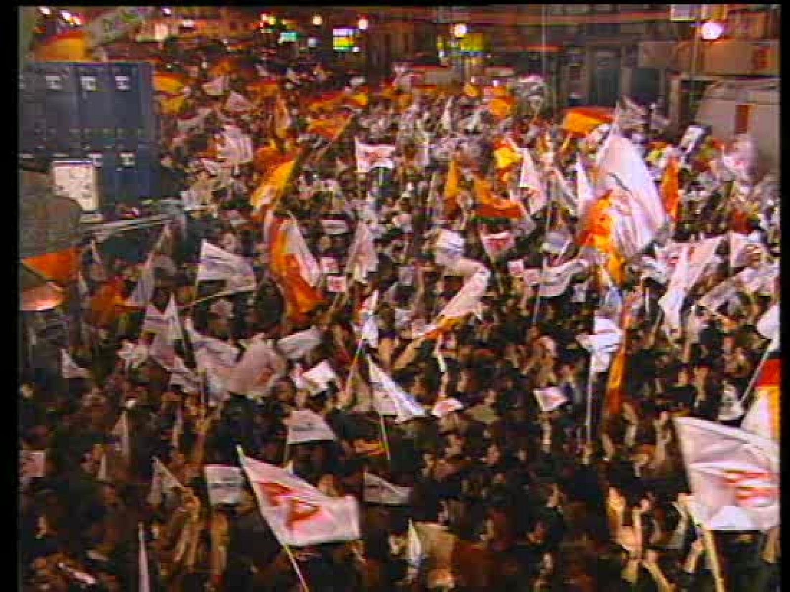 Aznar en el balcón de Génova tras ganar en 2000 | Ver