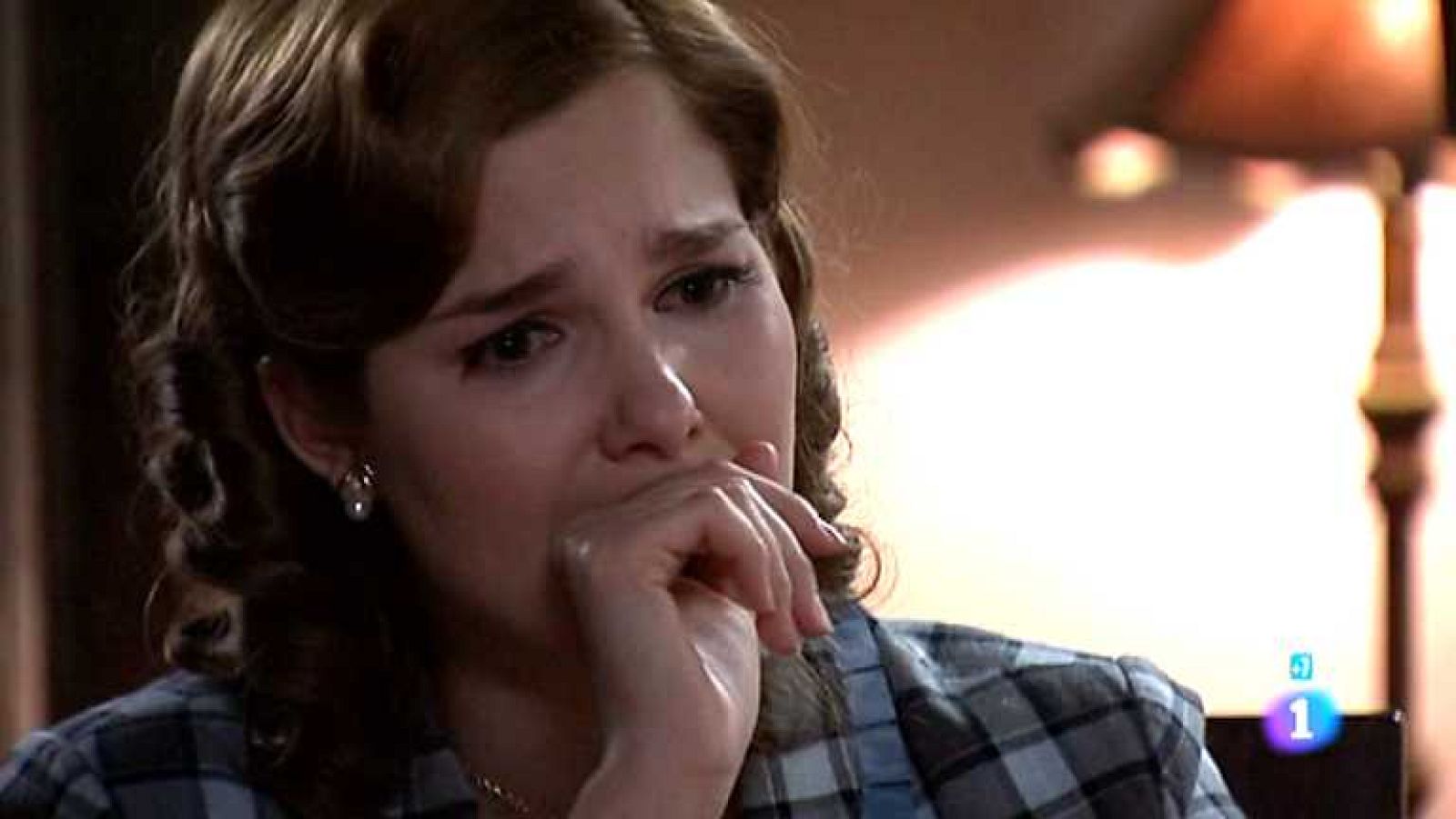 Amar en tiempos revueltos - T7 - Capítulo 252 - Rocío recibe una carta de despedida de Cecilia - ver ahora