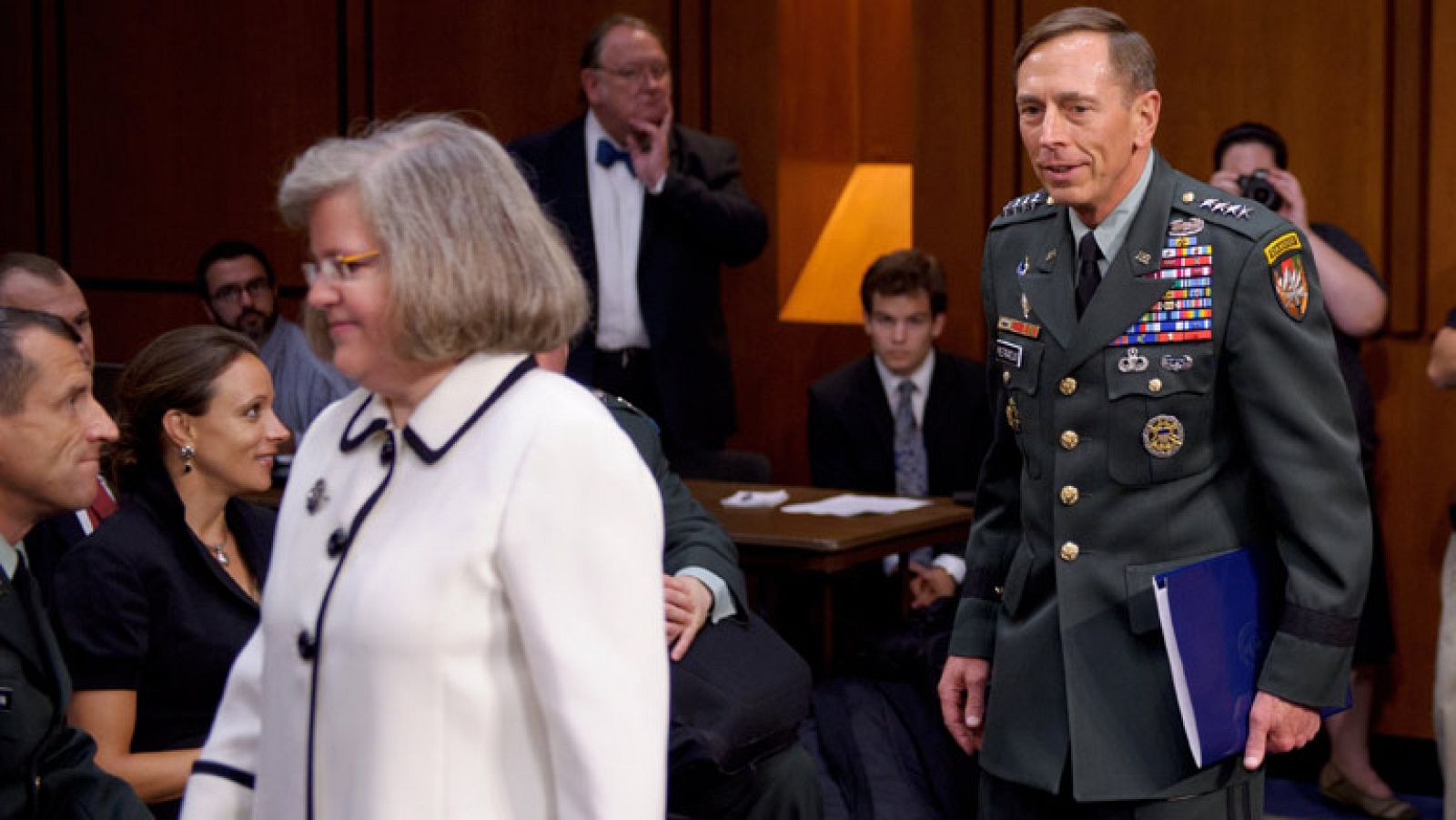 El FBI registra la casa de la biógrafa y amante de Petraeus