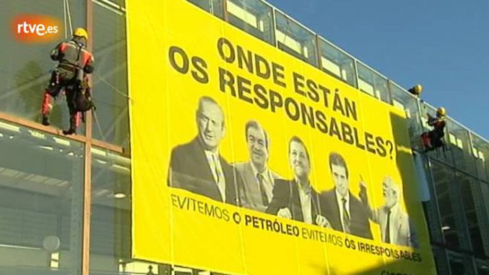  - Activistas de Greenpeace despliegan gran pancarta exigiendo responsabilidades