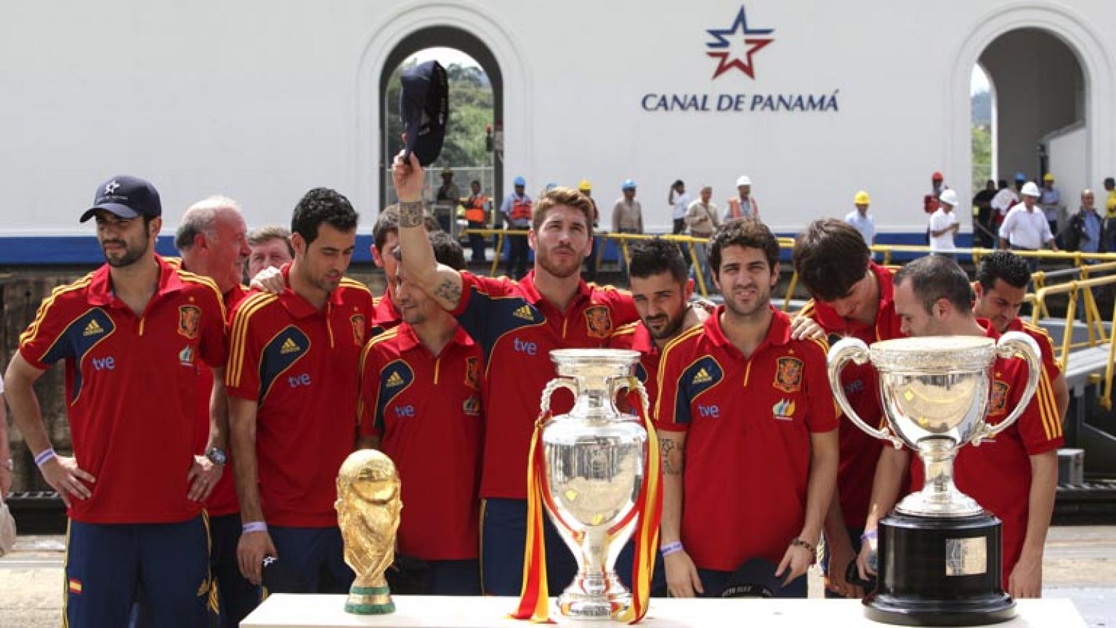'La Roja' cruza el Canal de Panamá | Ver