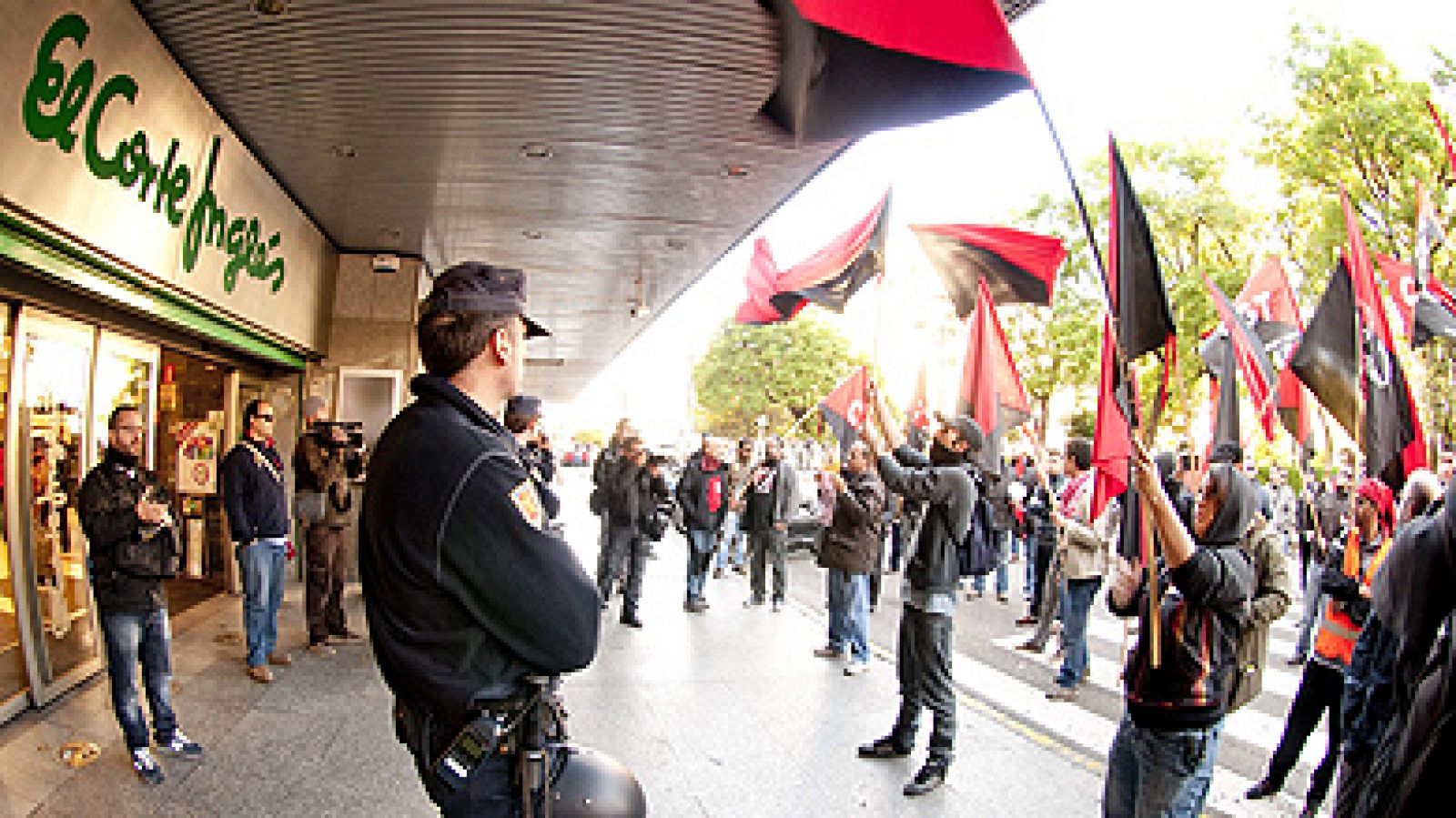Los sindicatos cifran el seguimiento en el 80% y el Gobierno habla de normalidad