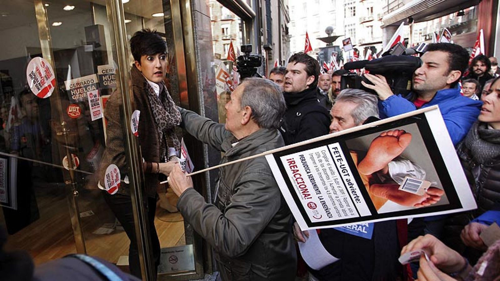 Menos afluencia de compradores en el comercio, que ha abierto sus puertas con relativa normalidad