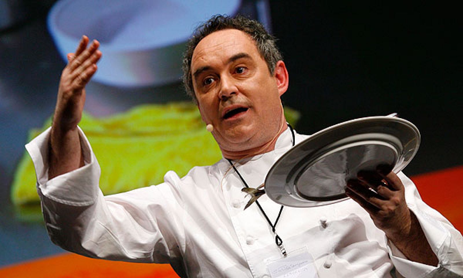 Ferrán Adrià habla de la polémica con Santi Santamaría y defiende sus prácticas culinarias.