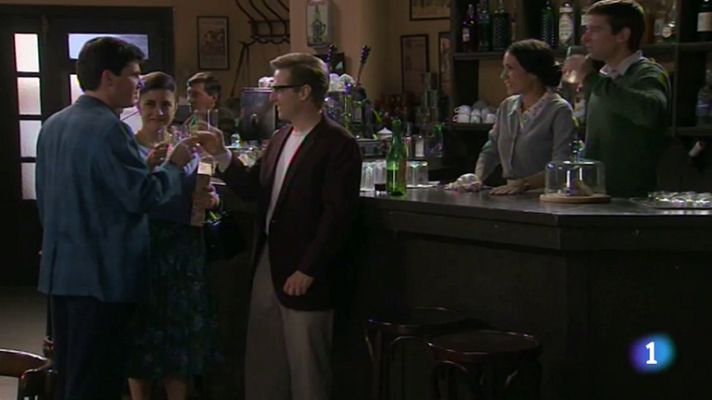 Amar en tiempos revueltos - Julito y... ¡el primo de su novia!