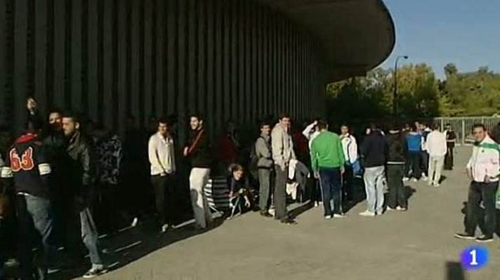 Telediario 1 - Largas colas para conseguir una entrada para el Sevilla-Betis