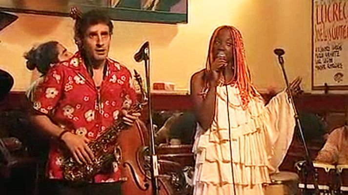 Informativo 24h - Lucrecia canta los boleros más famosos