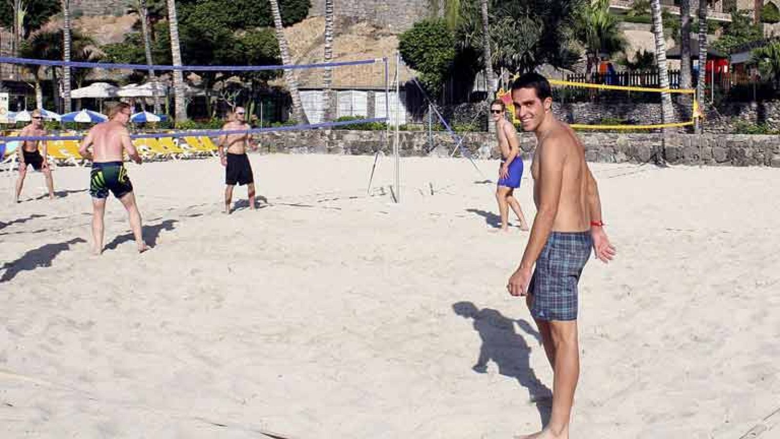 Alberto Contador junto a sus compañeros del Saxo Bank preparan la pretemporada en Gran Canaria. El equipo se concentra en el trabajo de grupo, más que el trabajo individual. Son unas mini-vacaciones en las que los ciclistas llevan a cabo diferentes d