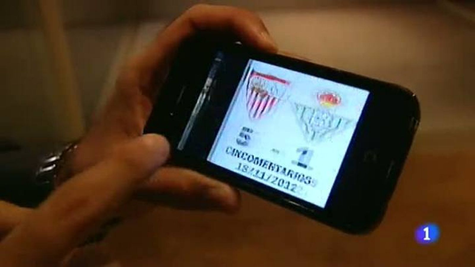 El día después de un derbi sevillano que acaba 5-1. Los béticos se han escondido donde han podido y los sevillistas, con ganas de vacilar al vecino. Da igual que sea un amigo, un jefe, o un cliente.