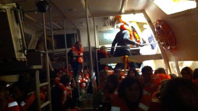 Mientras la tripulación del barco les dice que vuelvan a sus camarotes y que no pasa nada el pánico cunde entre los pasajeros, que no encuentran respuestas sobre la situación.