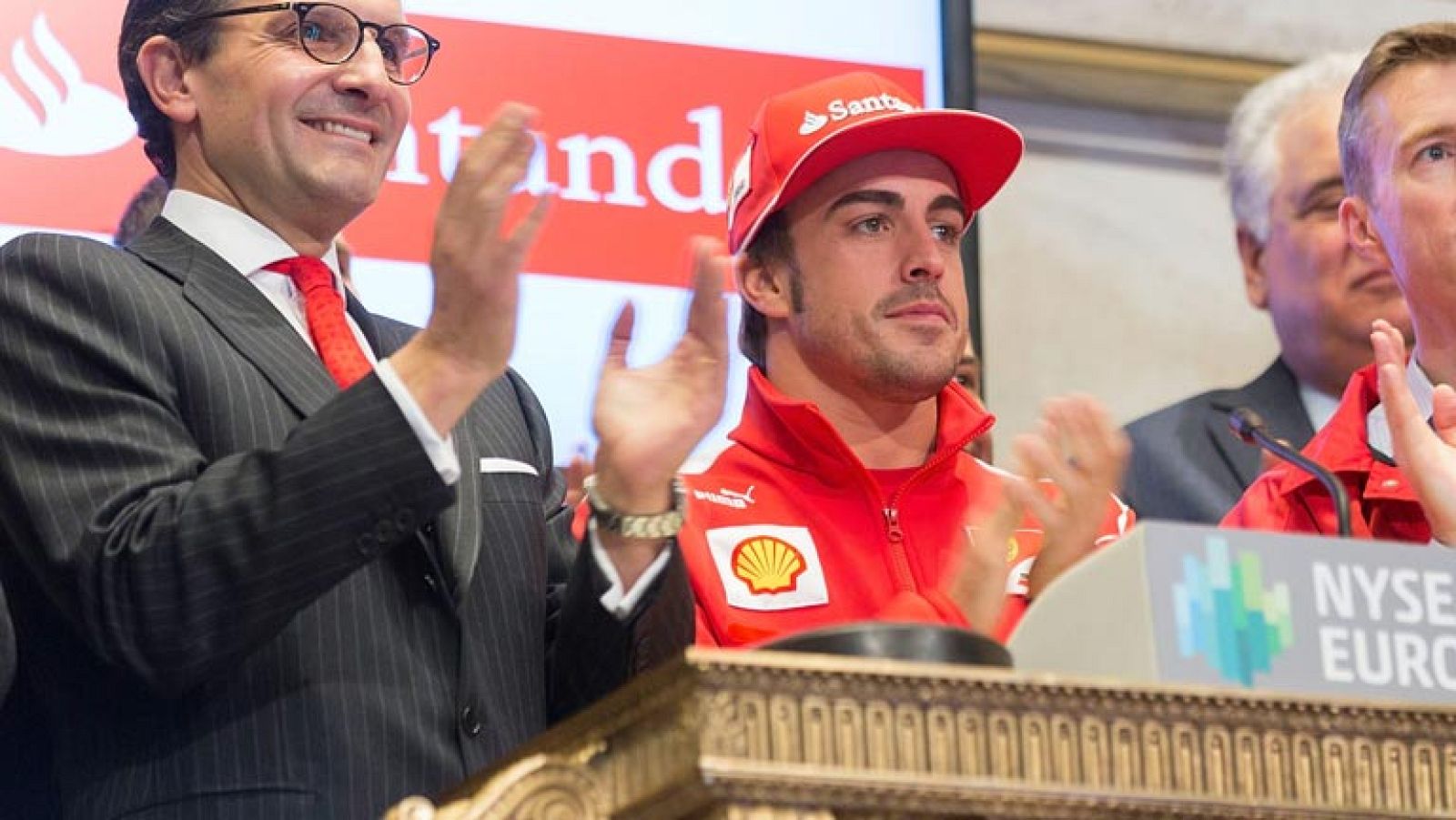 El piloto español de Ferrari, que afronta la semana crucial del Mundial de F1, ha pasado por NUeva York para la apertura de la sesión de Bolsa.