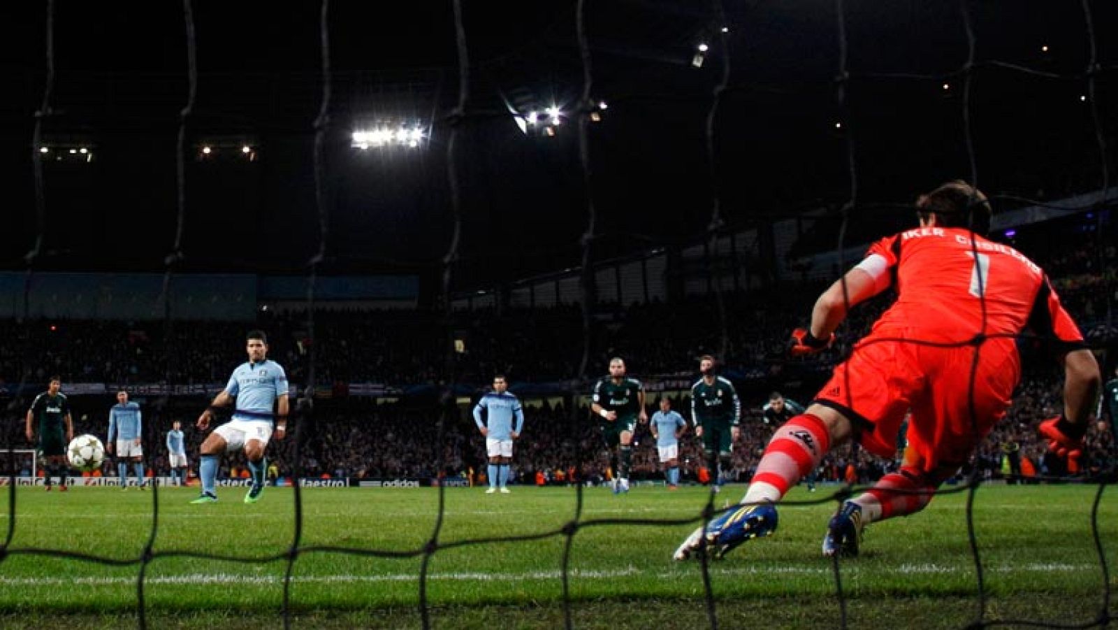 El delantero argentino del Manchester City, Sergio 'Kun' Agüero, ha empatado de penalti ante el Real Madrid en el minuto 73 de juego.