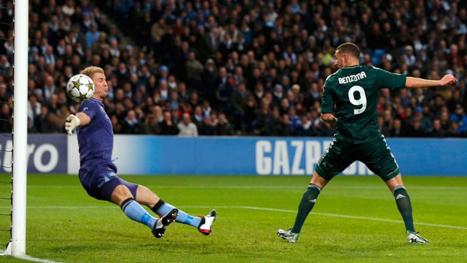 El delantero francés del Real Madrid, Karim Benzema, ha adelantado a su equipo ante el Manchester City en el minuto 10 de juego, tras un gran pase de Di María.