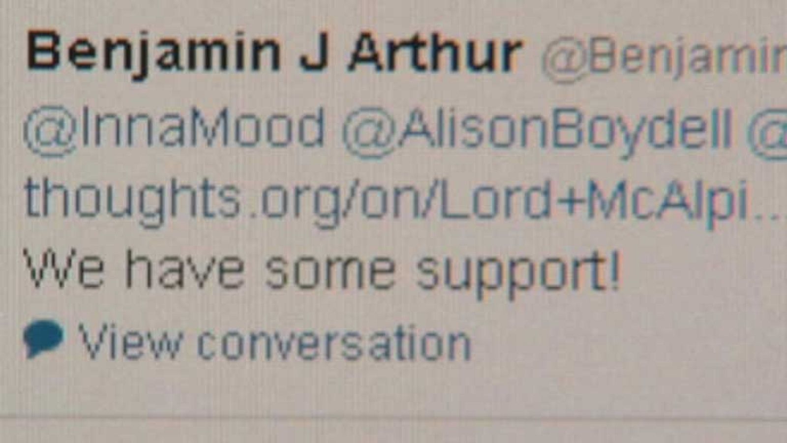 Lord McAlpine estudia demandar a miles de tuiteros