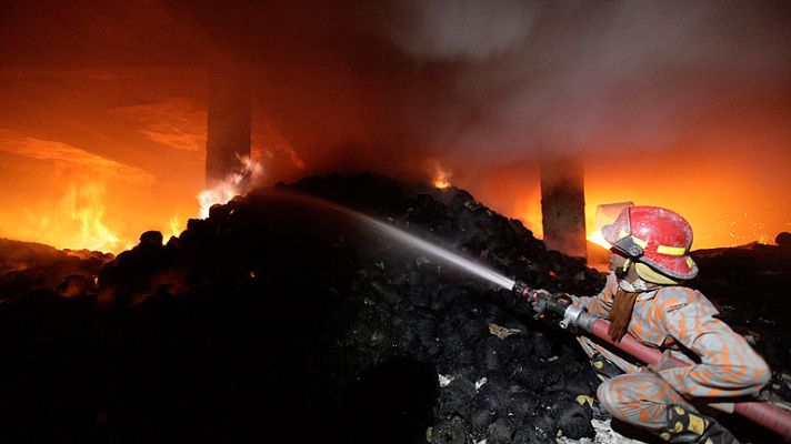  - Al menos 124 muertos en un incendio en una fábrica textil de Bangladesh