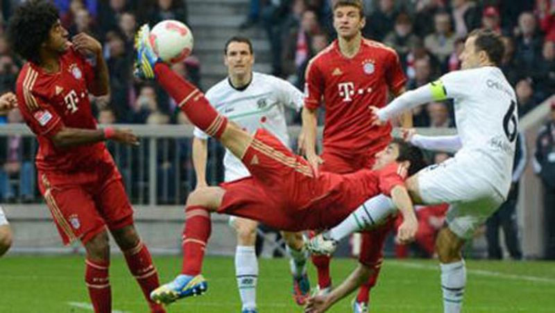 Javi Martínez se estrena con una chilena en el Bayern | Ver