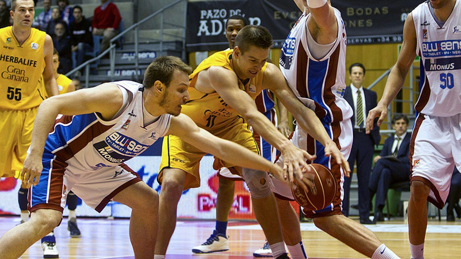El Herbalife Gran Canaria supo manejar un final muy igualado para hacerse con la victoria en Fontes do Sar ante el Blusens Monbus (76-78), después de haber ido por detrás en la primera parte del partido.