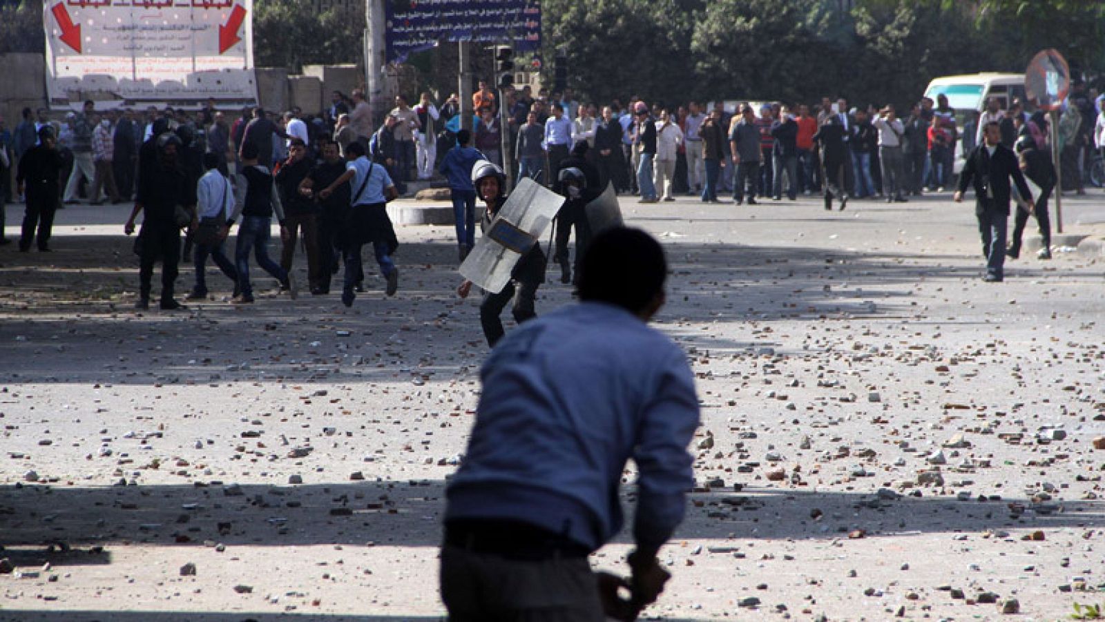 Morsi intenta calmar los ánimos tras la muerte de un joven en las protestas en Egipto