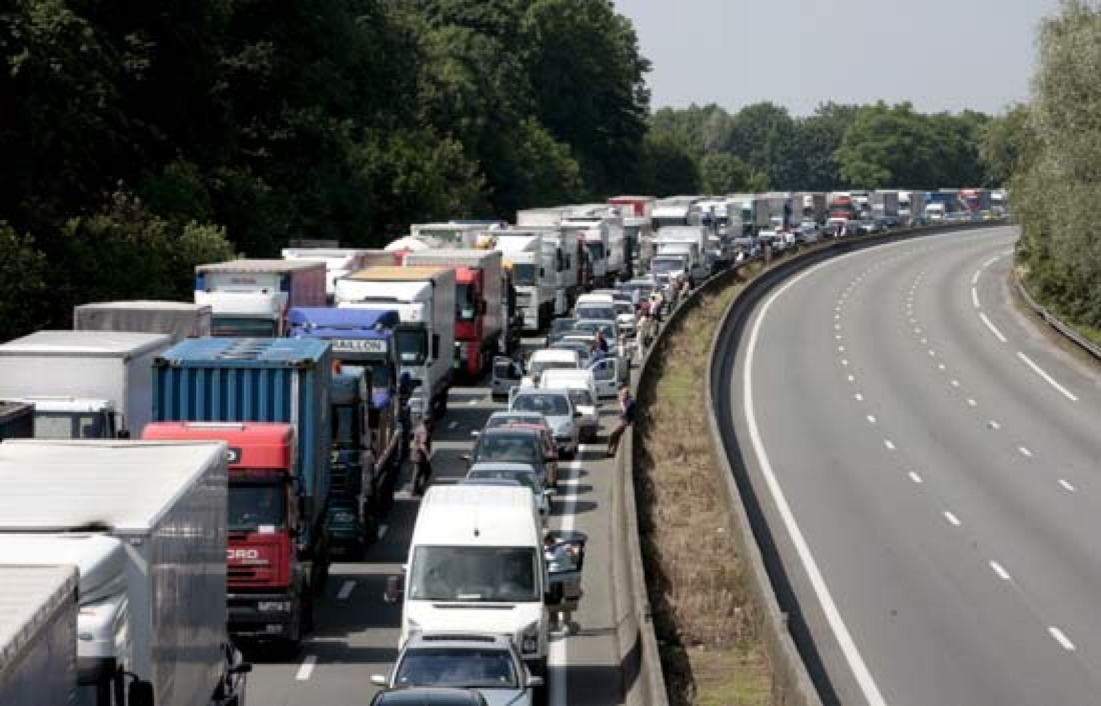 Decenas de camioneros franceses se han manifestado en la frontera con España en protesta por los elevados precios de los carburante, que la pasada semana ya provocaron una huelga de transportistas en España (16/06/08).