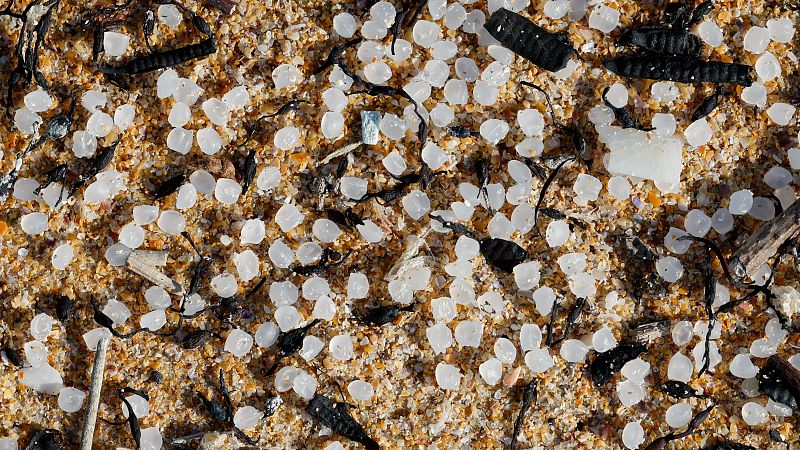 La Xunta de Galicia pide centrarse en localizar los pélets en el mar: "En las últimas horas se detectaron tres sacos enteros" - Fin de semana 24h | Ver