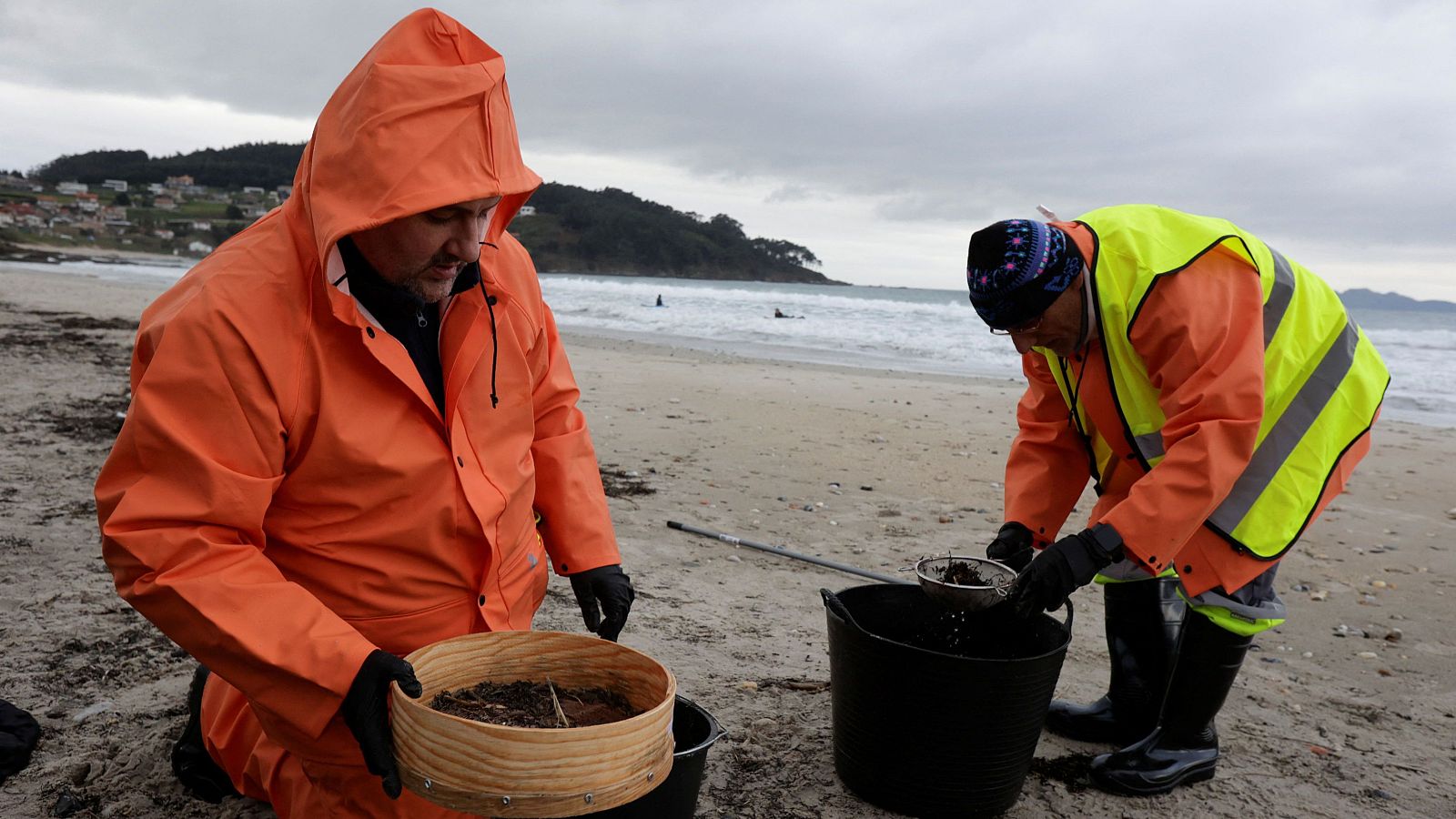 Una marea de voluntarios retira los pélets de las playas gallegas | Ver