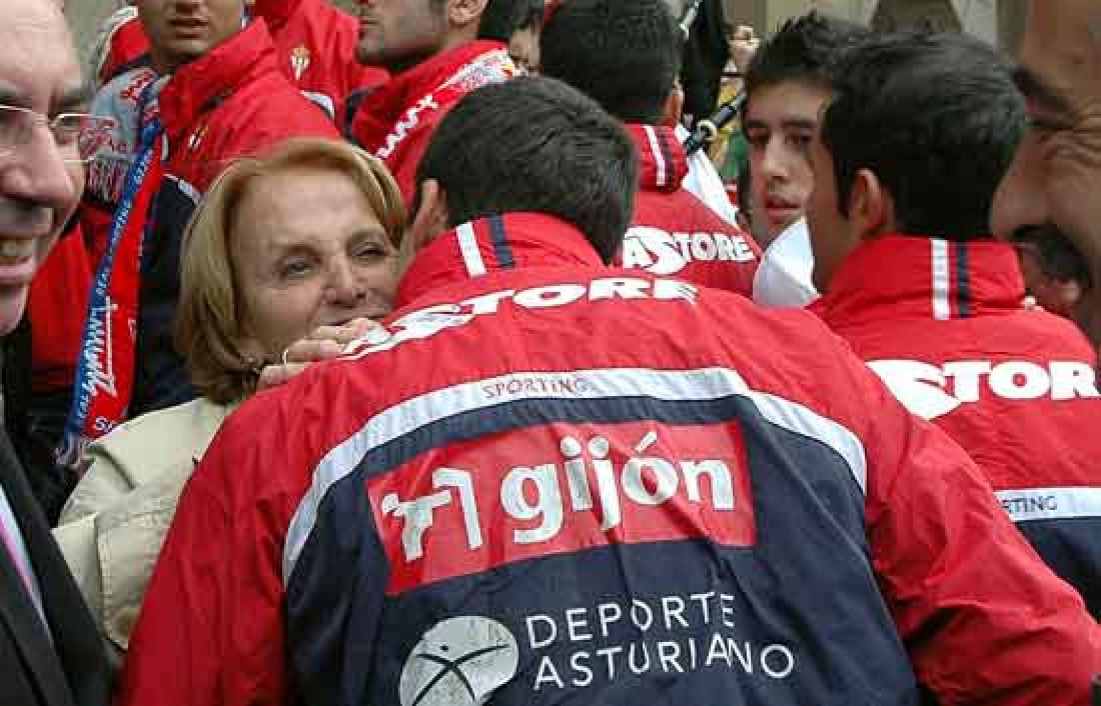El equipo malagueño y el de Gijón continúan con las celebraciones por suascenso a Primera División.