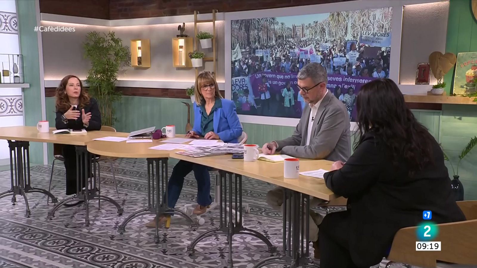 Gemma Nierga entrevista Pilar Calvo. Coneixem les denúncies de les infermeres. I analitzem la desfeta del Barça contra amb Pitu Abril i Carme Barceló.