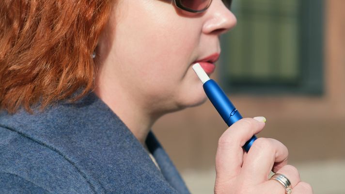 Telediario 1 - Sanidad impone al tabaco calentado la misma regulación que a los cigarrillos tradicionales