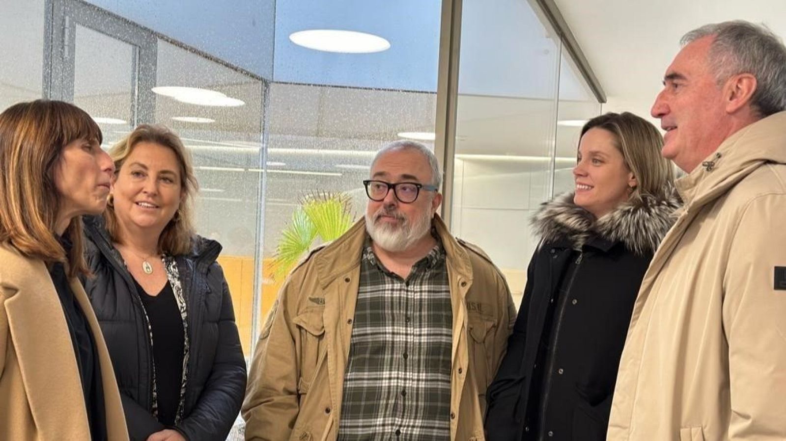 Álex de la Iglesia y Carolina Bang producen el debut de Eva Hache | Ver