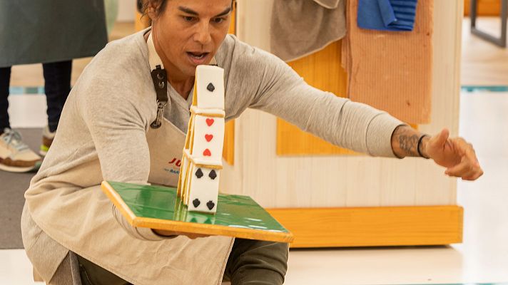 Bake off: famosos al horno - Los famosos desfilan con un castillo de naipes...¡que no se caiga!