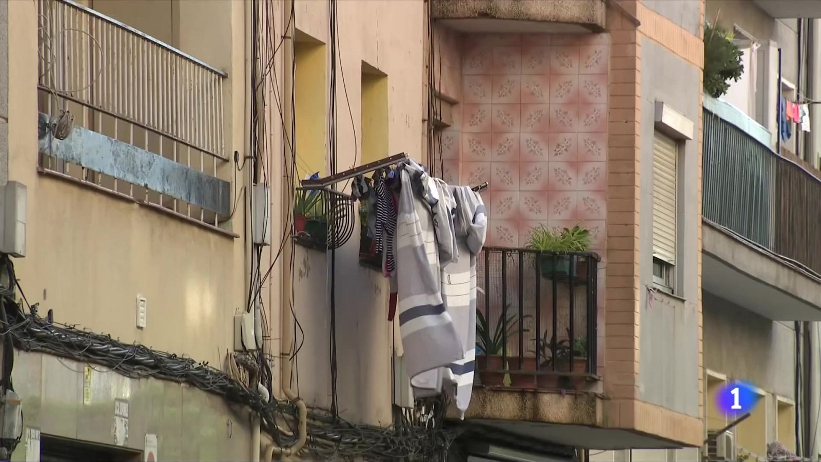 Entitats socials denuncien traves als migrants per empadronar-se | Ver